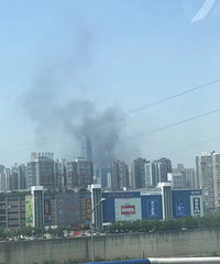 观音桥上空现浓烟,有人知道是怎么回事吗?