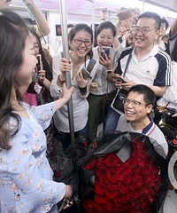 520重庆小伙地铁上求婚成功, 好浪漫哟