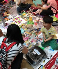 儿童集市买买买的火爆现场