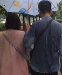 他下雨天送女友上班,打湿后背