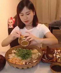 重庆女大胃王狂吃40斤小龙虾,把乌克兰壮汉都打败了