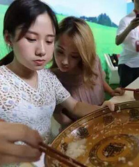 重庆女大胃王狂吃40斤小龙虾,把乌克兰壮汉都打败了