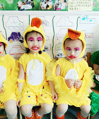 幼儿园的舞蹈是走的卡通类,就是这个妆容太惊悚了