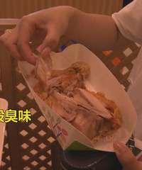 她在回兴餐厅吃鸡腿 竟有股臭味