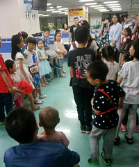 单位组织让孩子们参观公司