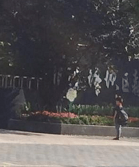 在校外立正敬礼的孩子感动了许多人