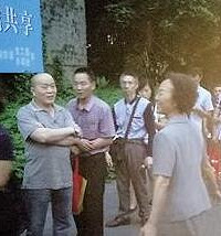 大妈连续5天去公交站做同一件事