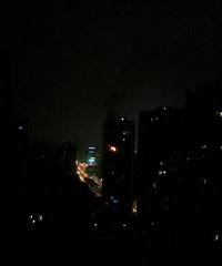 凌晨3:20上品拾陆小区一栋高层发生火灾