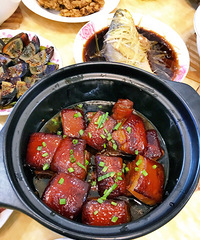 一大早忙活的一桌子菜,电压力锅做东坡肉,蒸锅蒸烧白,节约时间