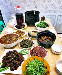 一大早忙活的一桌子菜,电压力锅做东坡肉,蒸锅蒸烧白,节约时间