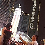 他包下CBD大屏求婚