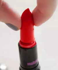 ��źͰ׳�֮�䣬����һֻ�ں죬�������⣬������Կں��ж��˽�