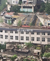 又一很重庆建筑走红:屋顶上是条马路