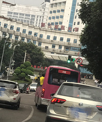 惊险一刻!这个女孩子半个身子都伸出公交车窗外了!