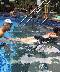 不抓墙壁会死星人的学游泳初体验