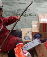太拼!小哥划船送快递