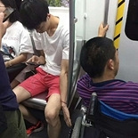 地铁上暖心一幕