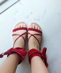 ����ϵ��һ�ֽ�����Ь���ƺ�ɫ�Ͻźܺÿ�