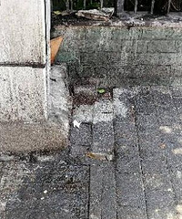 无奈,邻居摆摊卖烧饼污染环境