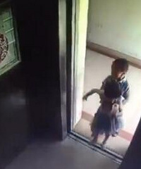 他将2岁女童关进电梯,女童坠亡