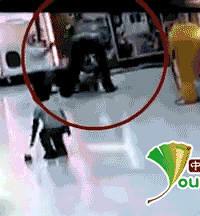 他超市殴打女儿,提起后向地上摔