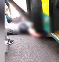 重庆一男子双腿被卷公交车下