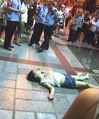 重庆一玻璃幕墙倾倒 被砸女子尚未脱险