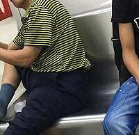 老人把鞋子脱了脚放座位上