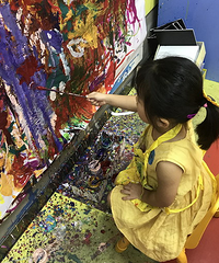 看她画画,还挺有样样儿滴
