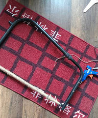 来晒晒装修中自己的DIY吧,今天用麻线翻新了旧琴架
