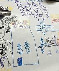 女儿在车上画画,爸爸不擦...