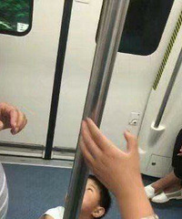 孕妇乘地铁,独自站到终点,这些人都没看到她是孕妇吗?
