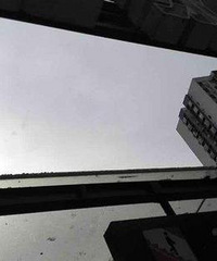 重庆有多热?地下通道口玻璃都热炸了