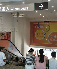 排排坐蹭空调!酷暑难耐各超市现“蹭空调”大军