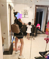 今天看到坛子里美女发的万象城一个牌子的包在打折,去选了两个