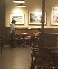 女子赤脚搭餐桌上,顾客指责后遭吐口水