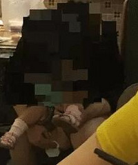 一年轻妈妈餐厅内让小孩子大便