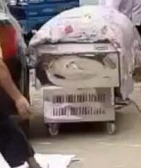 她倒车辗死幼童,跪地痛哭