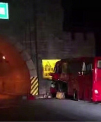 讲真,秦岭隧道的车祸,这道路设计师不该判刑吗?