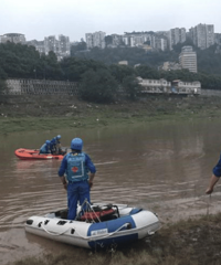 老人长江钓鱼时失踪,江中发现头盔等物品疑似落水