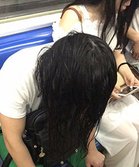 轻轨二号线,一阿姨从上车开始头发都在滴水