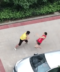 因停车位发生的暴力纠纷!被打得趴地上抽筋了(视频)