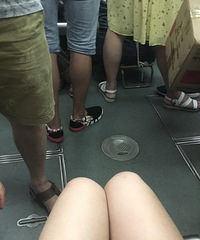 你两爷子楞个翘起、我还坐不坐嘛!