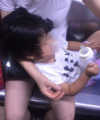 我也是宝妈,但是下班高峰期在轨道交通这样抱孩子还是第一次亲眼
