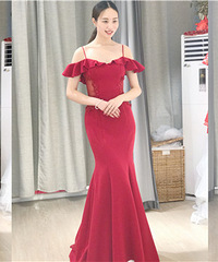 ����Χ�ۣ���λС��Ů��ɴ�ϼ�������һ���ʺ���