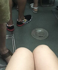 你两爷子楞个翘起,我还坐不坐嘛