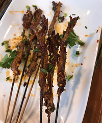 一家做把把烧的宜宾烧烤 除了烤串还有生拌牛肉蘸花生面