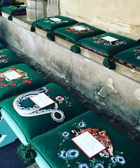 Gucci坐垫、LV折叠椅、Loewe餐具,大牌也有家居系列