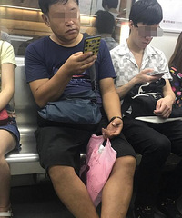明明只能坐6个人的轻轨座椅,有些人非要硬挤