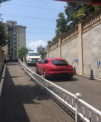 逆行有理?红车车主直接人走了之